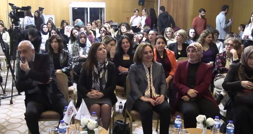 Diyarbakır’da “Kadınlar Barışı Konuşuyor” programı: “Masalarda yokuz ama barış iddiasını sürdürebilenler kadınlardır” Diyarbakır’da düzenlenen “Kadınlar Barışı Konuşuyor” programında kadınların barış süreçlerindeki rolü