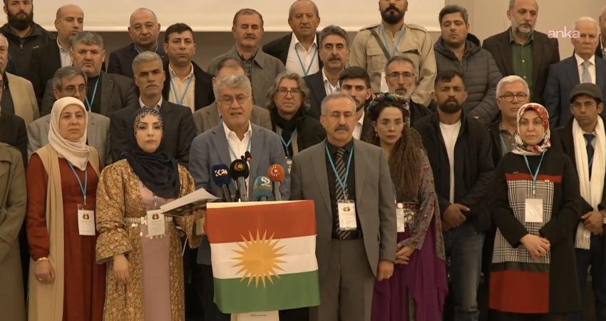 Diyarbakır’da kuruluşunu açıklayan Kürt Milli Platformu: Temel amacımız, Kürt milletinin statü kazanmasına hizmet etmektir Diyarbakır’da iki gün süren toplantının ardından kuruluşu ilan edilen Kürt