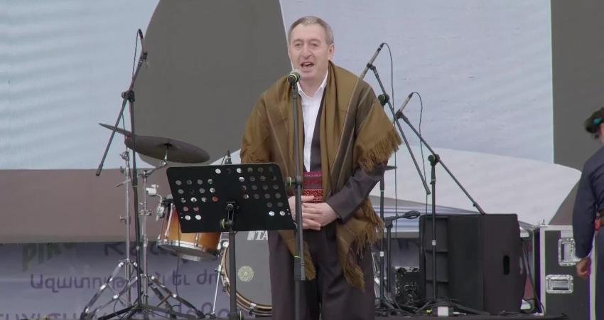 Diyarbakır’da Nevruz kutlamaları başladı… DEM Parti Eş Genel Başkanı Bakırhan: “Kürtler artık devletle münazara değil, müzakere yapmak istiyor” DEM Parti Eş Genel Başkanı Tuncer Bakırhan, Diyarbakır Nevruz’unda yaptığı