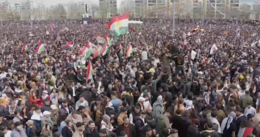 Diyarbakır’da Nevruz kutlamaları başladı… Kutlamalara mesaj gönderen Öcalan: “Bugün artık yeni bir sayfa açılmıştır” PKK lideri Abdullah Öcalan, Diyarbakır’da kutlanan Nevruz etkinliğine gönderdiği mesajında,