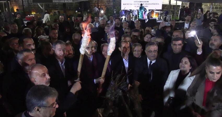 Diyarbakır’da Nevruz resepsiyonu.. Tuncer Bakırhan: “Copsuz, topsuz da kutlanabiliyormuş” Diyarbakır’da düzenlenen Nevruz resepsiyonunda, siyaset ve sivil toplumdan çok sayıda