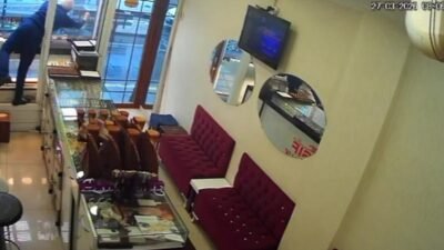 Diyarbakır’da silahlı 2 kişinin kuyumcu soygunu güvenlik kamerasına yansıdı. Yaklaşık