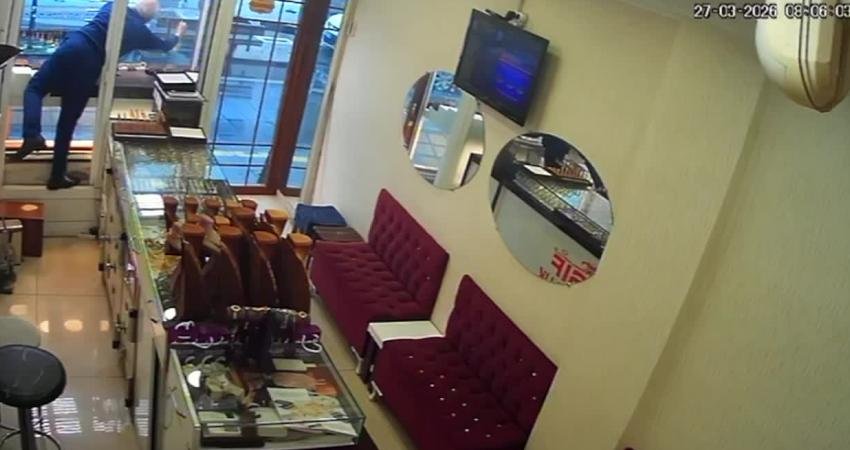 Diyarbakır’da silahlı kuyumcu soygunu Diyarbakır’da silahlı 2 kişinin kuyumcu soygunu güvenlik kamerasına yansıdı. Yaklaşık