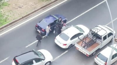 Diyarbakır’ın Kayapınar ilçesinde iki araç sürücüsü, seyir halindeyken araçlarını yol