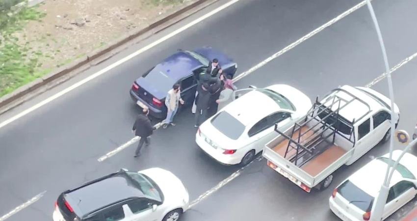 Diyarbakır’ın Kayapınar ilçesinde iki araç sürücüsü, seyir halindeyken araçlarını yol