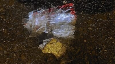 Diyarbakır’da sivil polis aracının geçiş yaptığı bölgede yol kenarına bırakılan