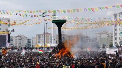 DEM Parti öncülüğünde Diyarbakır'da düzenlenen Nevruz kutlamaları, verilen konserin ardından