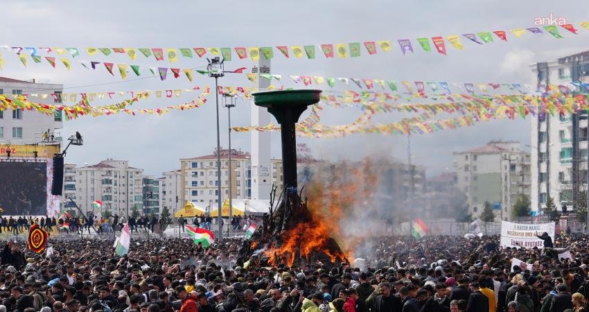 Diyarbakır’daki Nevruz kutlamaları sona erdi DEM Parti öncülüğünde Diyarbakır'da düzenlenen Nevruz kutlamaları, verilen konserin ardından