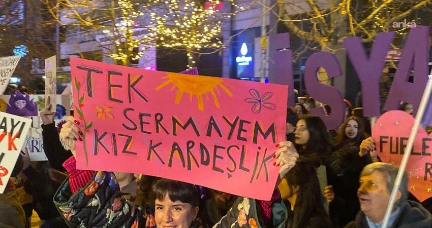 Dünya genelinde kadınlar, 8 Mart’ta sokaktaydı: İran, Filistin ve Afgan kadınlarına destek sloganları atıldı Dünya genelinde 8 Mart Dünya Kadınlar Günü yürüyüşler, protestolar, paneller
