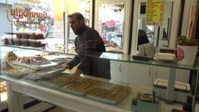 Edirne’de baklavacı Halil Özer, Ramazan Bayramı öncesi satışların düşüklüğünden yakındı.