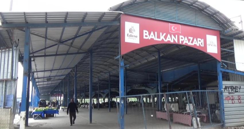 Edirne’de halk pazarı rağbet görmedi, ensafın malı elinde kaldı Edirne’de Ramazan Bayramı sonrasında kurulan Pazartesi Pazarı'na vatandaşlar rağbet göstermedi.