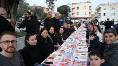 Edremit Belediyesi’nin ramazan ayı boyunca ilçenin farklı mahallelerinde kurduğu iftar
