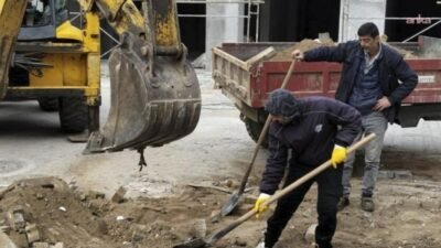 Edremit Belediyesi, ilçe genelinde altyapı çalışmaları nedeniyle bozulan yollarda tamirat