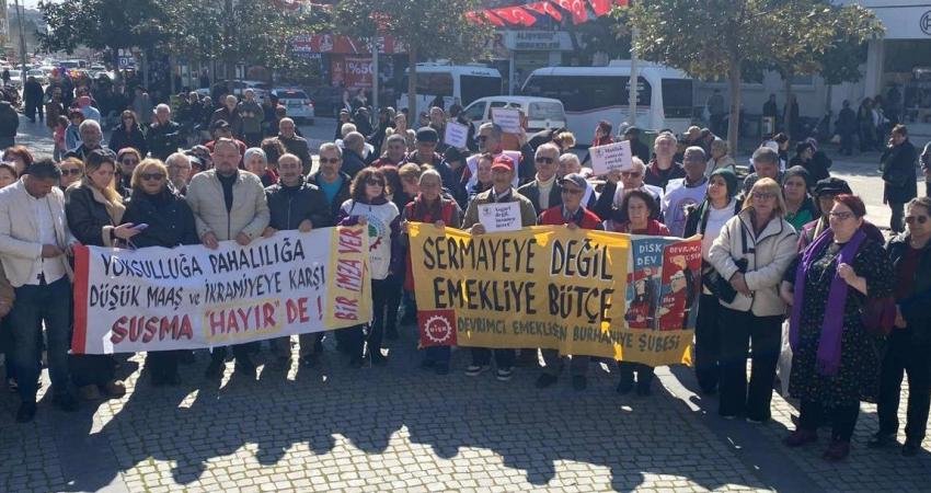 Edremit’te emekliler bayram ikramiyesinin yükseltilmesini istedi Balıkesir’in Edremit ilçesinde emekliler "bayram ikramiyelerinin en az asgari ücret