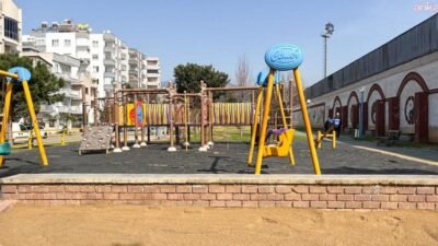 Efeler Belediyesi Park ve Bahçeler Müdürlüğü ekipleri, ilçedeki çocuk oyun