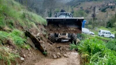 Efeler’de yağış nedeniyle kapanan yollar açıldı Efeler Belediyesi Fen İşleri Müdürlüğü ekipleri, sağanak yağış nedeniyle ulaşımın