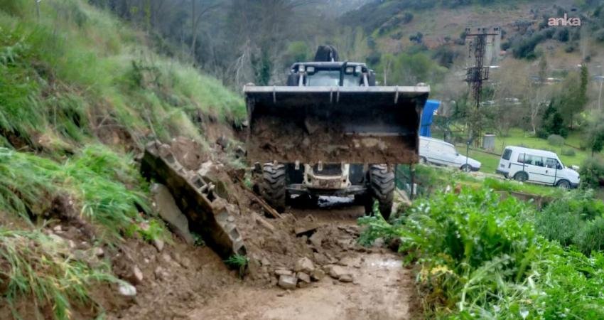 Efeler’de yağış nedeniyle kapanan yollar açıldı Efeler Belediyesi Fen İşleri Müdürlüğü ekipleri, sağanak yağış nedeniyle ulaşımın