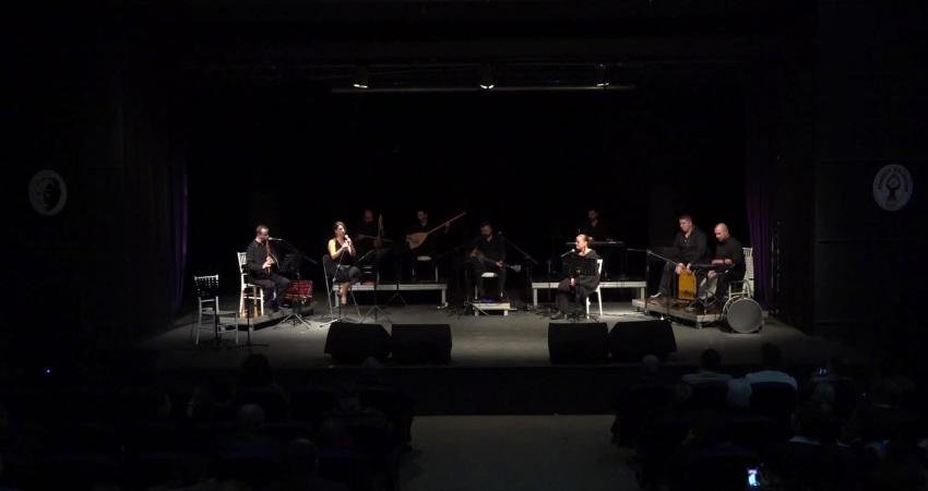 Bornova Belediyesi’nin düzenlediği “Mübadele Türküleri” konserinde Grup Avaz, Ege’nin iki