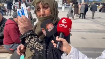 Elazığ’da kağıt mendil satarak oğlu ve üç torununun geçimini sağlamaya