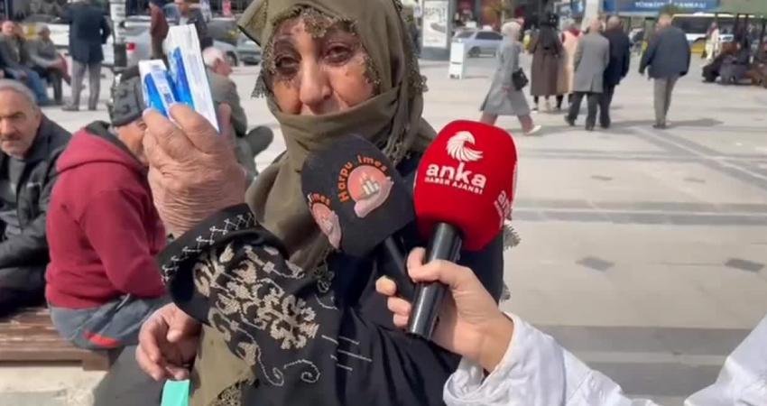 Elazığ’da kağıt mendil satarak oğlu ve üç torununun geçimini sağlamaya