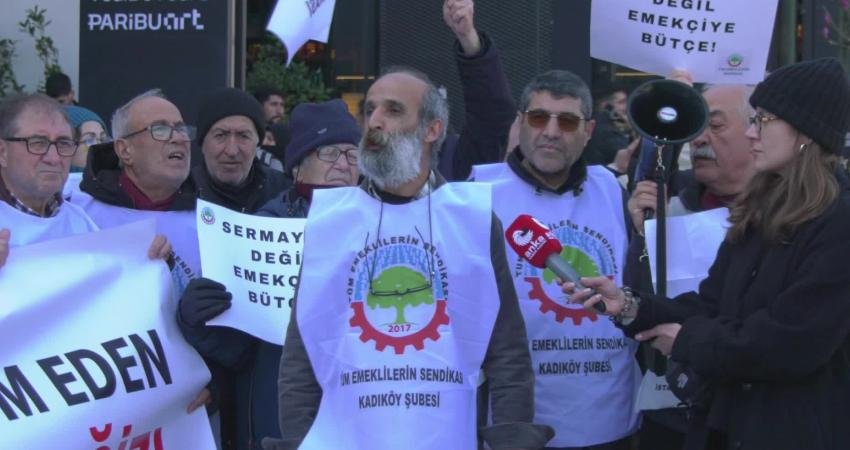 Tüm Emekliler Sendikası’nın çağrısıyla Kadıköy Söğütlüçeşme’de bir araya gelen emekliler,