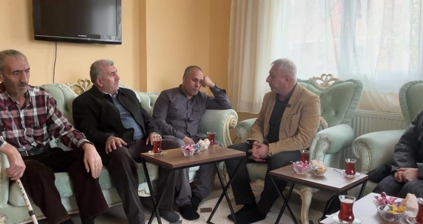 EMEP heyetinden Ravive Kozmetik’te hayatını kaybeden işçilerin ailelerine ziyaret Emek Genel (EMEP) Başkanı Seyit Aslan, Genel Başkan Yardımcısı Arzu