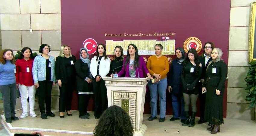 EMEP Milletvekili Karaca, kadınlarla basın toplantısı düzenledi: “Kadın işçiler sadece ekmeği için değil, ülkenin geleceği için mücadele ediyor” EMEP Gaziantep Milletvekili Sevda Karaca, "Ne yaparsanız yapın; susmayan kadın