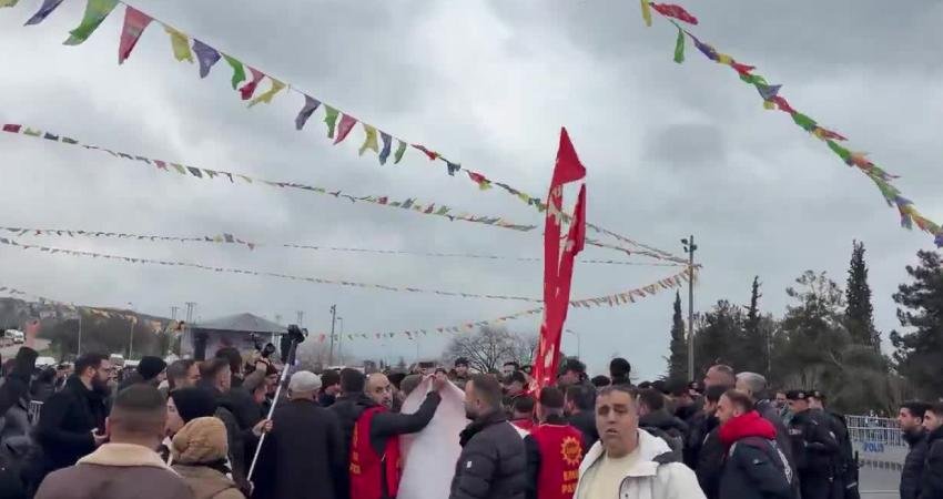 EMEP’li Arzu Erkan: Darıca’daki Nevroz alanına girmek isteyen kortejimize polis saldırdı EMEP Genel Başkan Yardımcısı Arzu Erkan, Kocaeli Darıca’da nevruz alanına