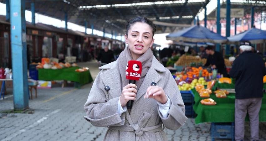 Yalova’da pazardaki satıcı da alıcı da fiyatlara tepkili Ekonomide yaşanan zorluklar Yalova'nın Çiftlikköy ilçesinde de pazara yansıdı. Fiyat artışları