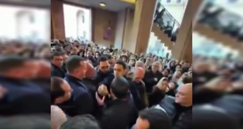 Ermenistan Başbakanı Paşinyan’a Erivan’daki bir kilise ziyaretinde saldırı girişimi Ermenistan Başbakanı Nikol Paşinyan, başkent Erivan’daki Saint Anna Kilisesi’nde düzenlenen