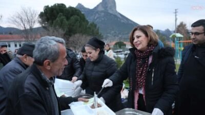 Eskişehir Büyükşehir Belediye Başkanı Ayşe Ünlüce, Sarıcakaya ilçesinde düzenlenen iftar