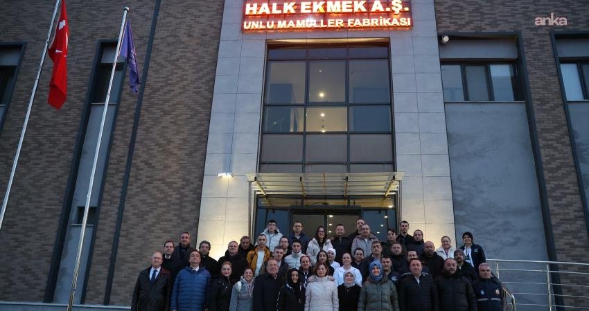 Eskişehir Büyükşehir Belediye Başkanı Ünlüce’den sabah mesaisindeki personele erken bayram ziyareti Eskişehir Büyükşehir Belediye (EBB) Başkanı Ayşe Ünlüce, Ramazan Bayramı öncesi