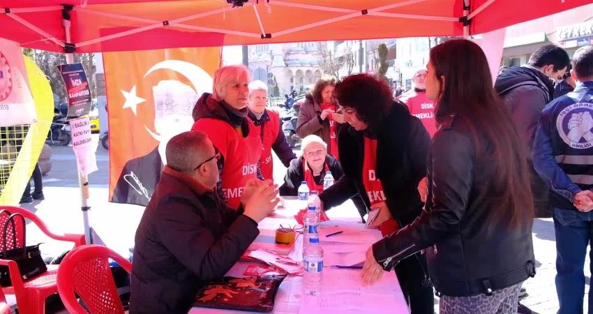 Emeklilere verilen bayram ikramiyesinin asgari ücret seviyesine çıkarılması amacıyla başlattıkları