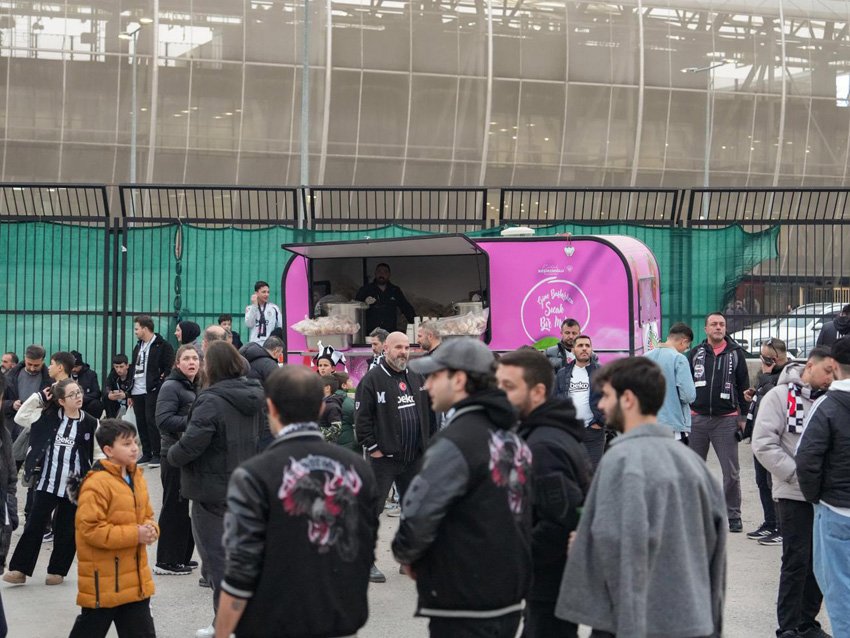 Etimesgut Belediyesi, Gençlerbirliği-Beşiktaş maçı öncesi Eryaman Stadyumu çevresinde taraftarlara sıcak