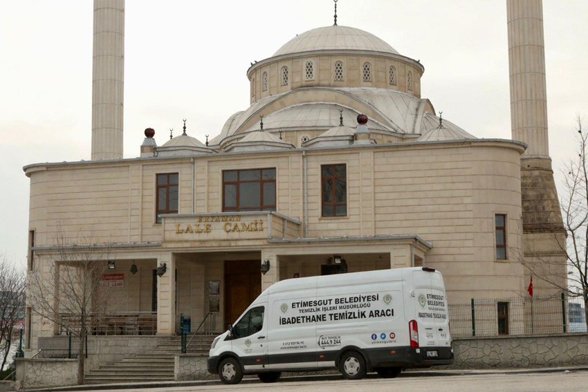 Etimesgut’ta camiler Ramazan için temizleniyor Etimesgut Belediyesi, Ramazan ayında camilerde artan yoğunluk nedeniyle ilçe genelindeki