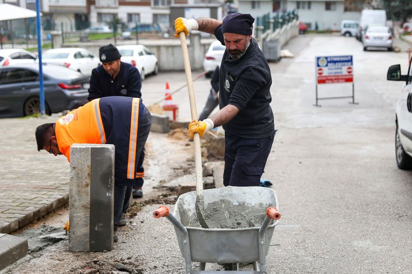 Etimesgut’ta kaldırım ve tretuvar çalışmaları sürüyor Etimesgut Belediyesi Fen İşleri ekipleri, Ahimesut, Atakent ve Süvari mahallelerinde