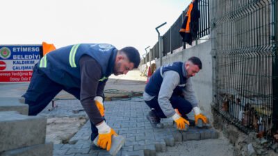 Etimesgut Belediyesi Fen İşleri Müdürlüğü ekipleri, ilçe genelinde yürüttüğü kaldırım