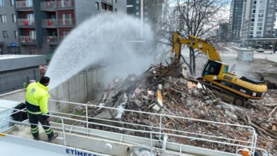 Etimesgut’ta metruk yapıya müdahale: Risk oluşturan bina yıkıldı Etimesgut Belediyesi, Yeşilova Mahallesi’nde güvenlik riski oluşturan metruk binayı yıktı.