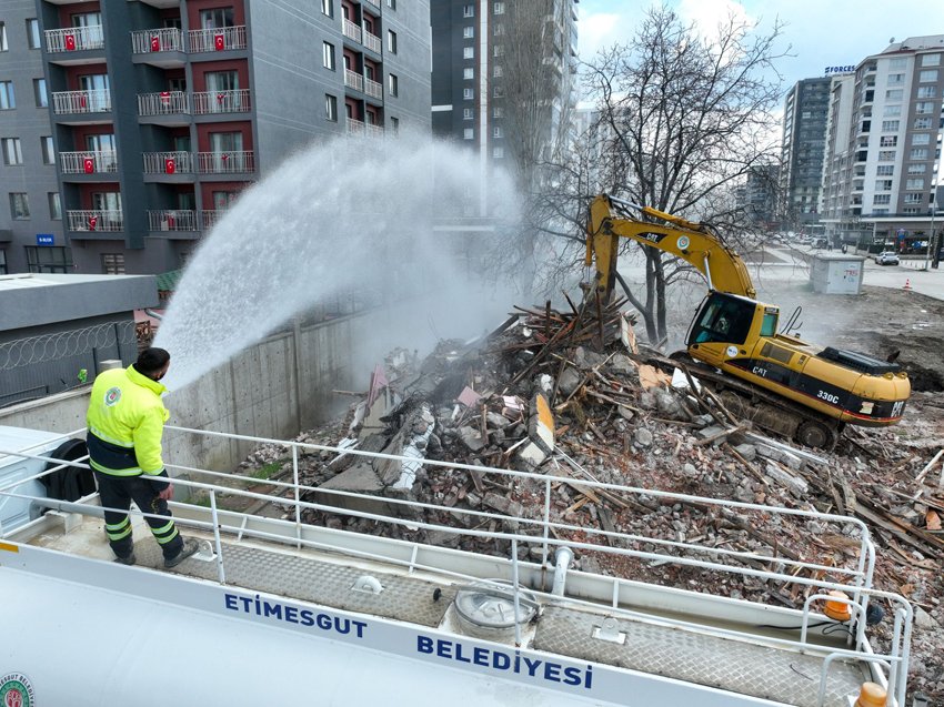 Etimesgut’ta metruk yapıya müdahale: Risk oluşturan bina yıkıldı Etimesgut Belediyesi, Yeşilova Mahallesi’nde güvenlik riski oluşturan metruk binayı yıktı.