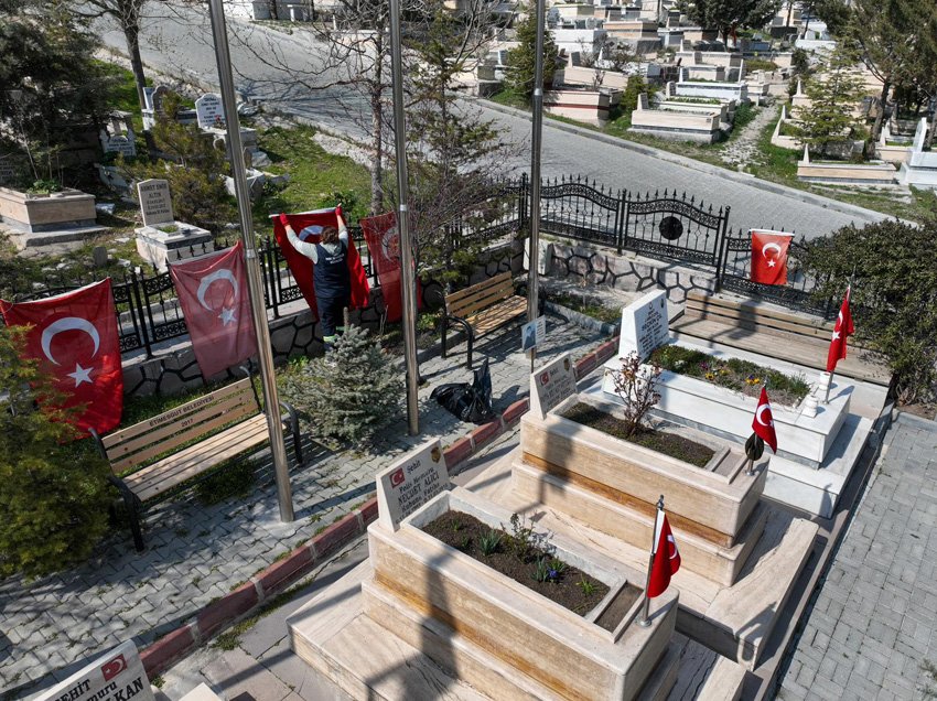 Etimesgut Belediyesi, Ramazan Bayramı öncesi mezarlıklarda kapsamlı temizlik ve bakım