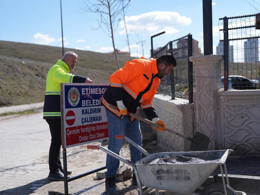 Etimesgut’ta yol ve kaldırım çalışmaları sürüyor Etimesgut Belediyesi Fen İşleri Müdürlüğü, ilçe genelinde yürüttüğü bordür, tretuvar