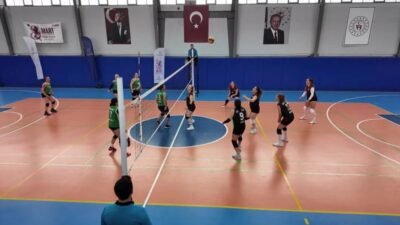 İzmir’in Foça ilçesinde düzenlenen “Evinin Sultanları” voleybol turnuvası, farklı yaş