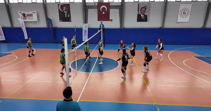 Evinin Sultanları Foça’da fileye uzandı İzmir’in Foça ilçesinde düzenlenen “Evinin Sultanları” voleybol turnuvası, farklı yaş