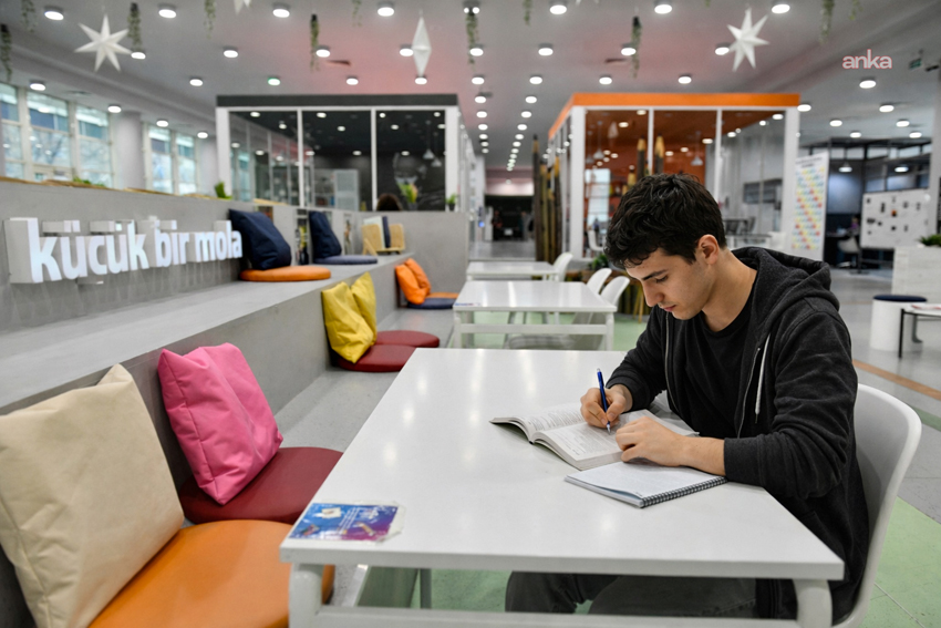 Ankara Büyükşehir Belediyesi’nden öğrencilerin eğitim hayatına tam destek Ankara Büyükşehir Belediyesi, Ulus’ta öğrencilerin yoğun ilgi gösterdiği Genç Akademi’nin