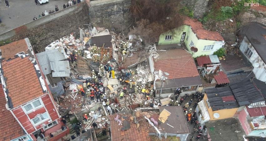 İstanbul'un Fatih ilçesi Ayvansaray Mahallesi Ebe Sokak'ta bulunan, bitişik yapıda
