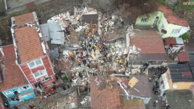 İstanbul'un Fatih ilçesinde meydana gelen patlama sonucu çöken iki binanın enkazında