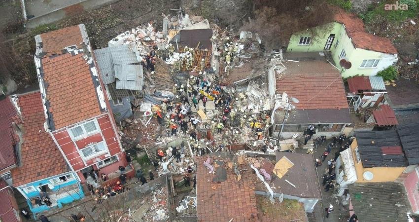 İstanbul'un Fatih ilçesinde meydana gelen patlama sonucu çöken iki binanın enkazında