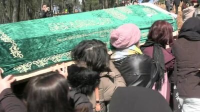 Kızına yönelik cinsel istismar davası devam ederken dün Zeytinburnu sahilinde