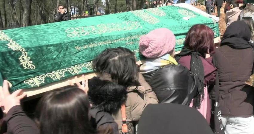 Fatma Nur Çelik ve kızı Hifa İkra toprağa verildi: “Hastaneden zorla çıkarılmışlardı ve çok üzgünlerdi, şırıngayla günde iki kez sıvıyla beslenen, bir böbreği olmayan, her an ölme riskiyle karşı karşıya kalan bir çocuktan bahsediyoruz” Kızına yönelik cinsel istismar davası devam ederken dün Zeytinburnu sahilinde