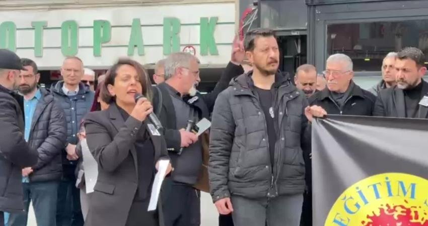 Artvin’de Eğitim Sen üyelerinden protesto: Güvenli olmayan bir okulda sağlıklı bir eğitim süreci yürütülemez Eğitim-Sen Artvin Şubesi üyeleri, öğretmen Fatma Nur Çelik’in görevi başında